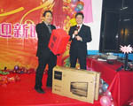 福建寶利特集團(tuán)總裁陳尚泰先生抽取一等獎(jiǎng)幸運(yùn)兒